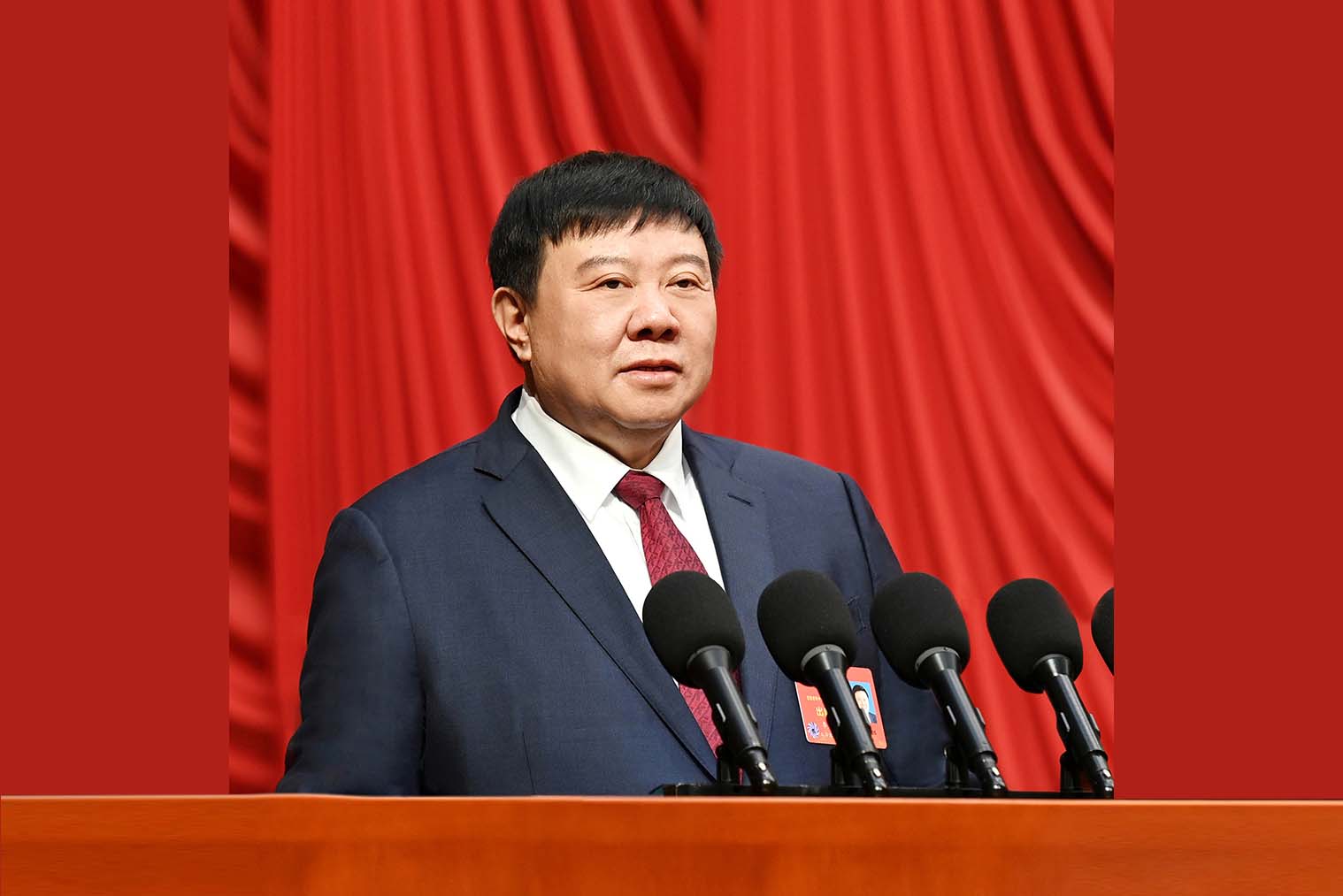 市人大常委会主任李雪荣向大会作市人大常委会工作报告